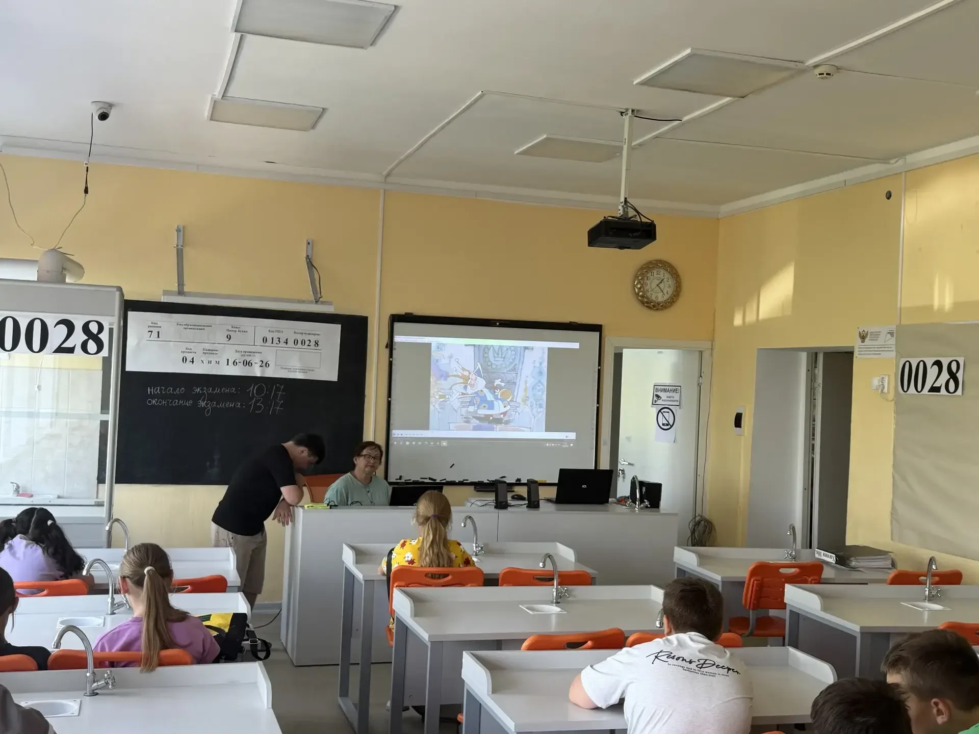 🌞 Утро в нашем пришкольном лагере началось с мощного заряда бодрости! Ребята вышли на зарядку под з