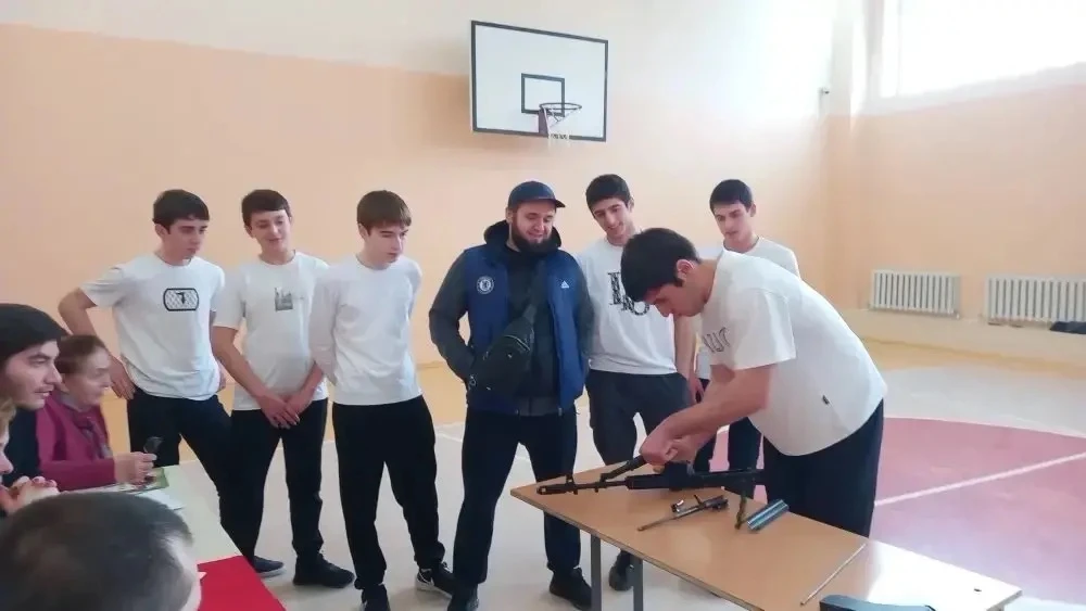 Проведение военно-спортивной эстафеты среди учащихся 10-х классов  В рамках месячника военно-патриот