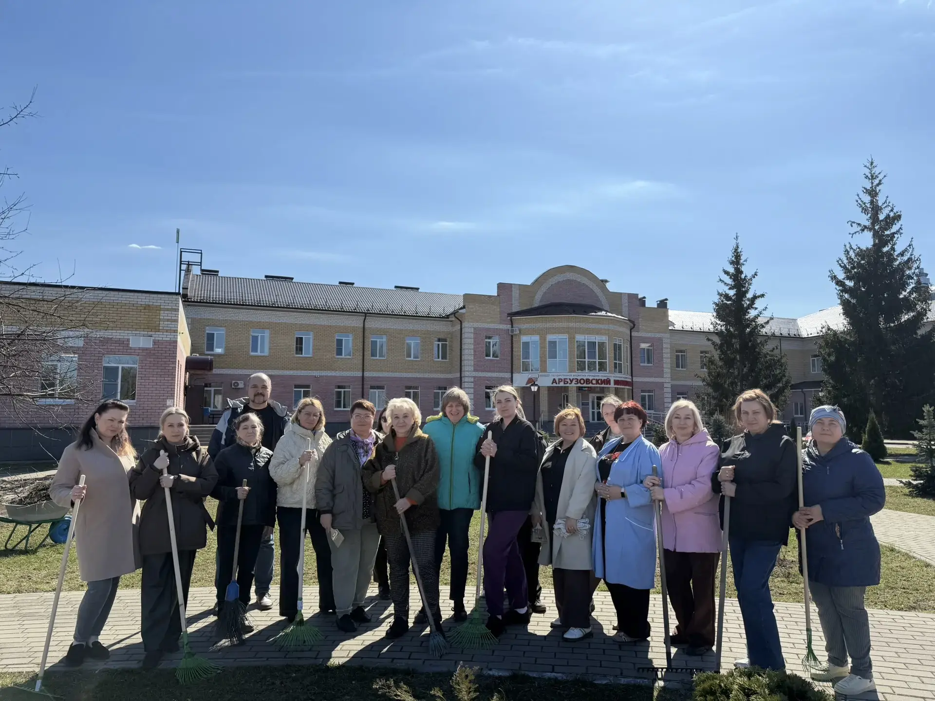 🌱Декада чистоты Во всех учреждениях соцзащиты прошли первые субботники. Сотрудники дружно вышли на у