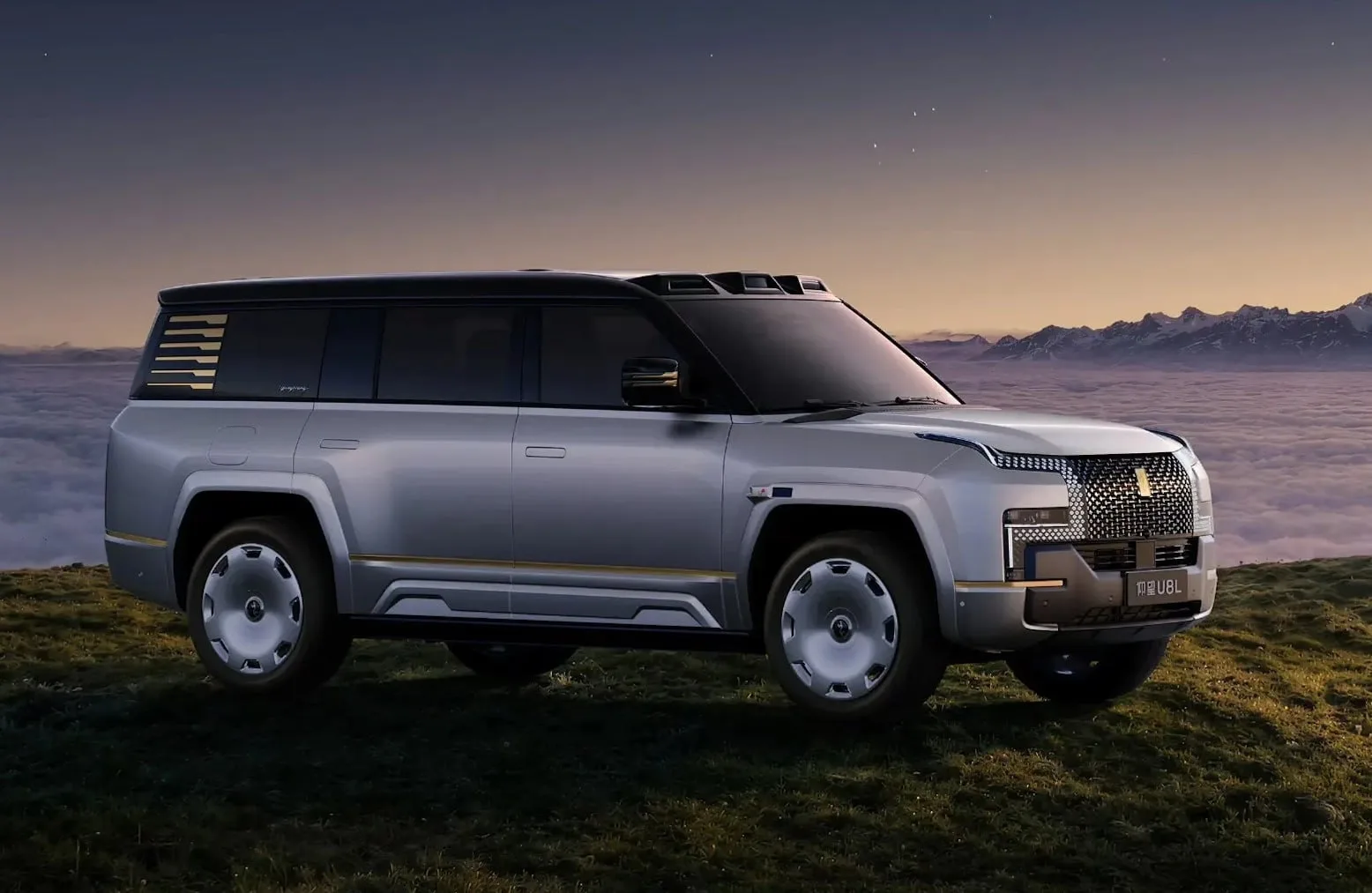 BYD представил флагманский внедорожник Yangwang U8L Snowcrest Edition

Модель получила отделку 24-ка
