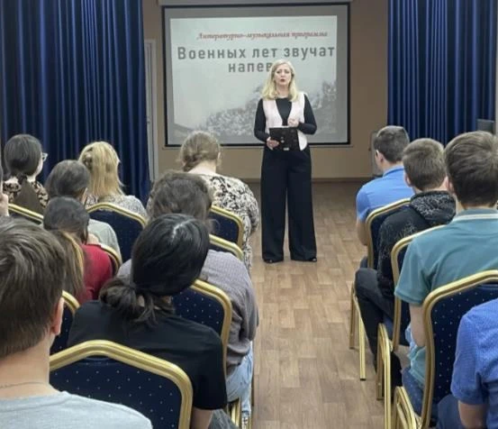 "Военных лет звучат напевы"