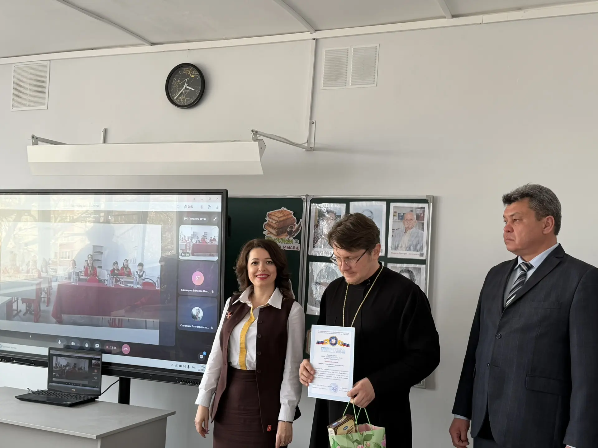 Поэзия объединяет: голоса разных народов 🙌🏼  В преддверии Всемирного дня поэзии в нашей школе  по ин