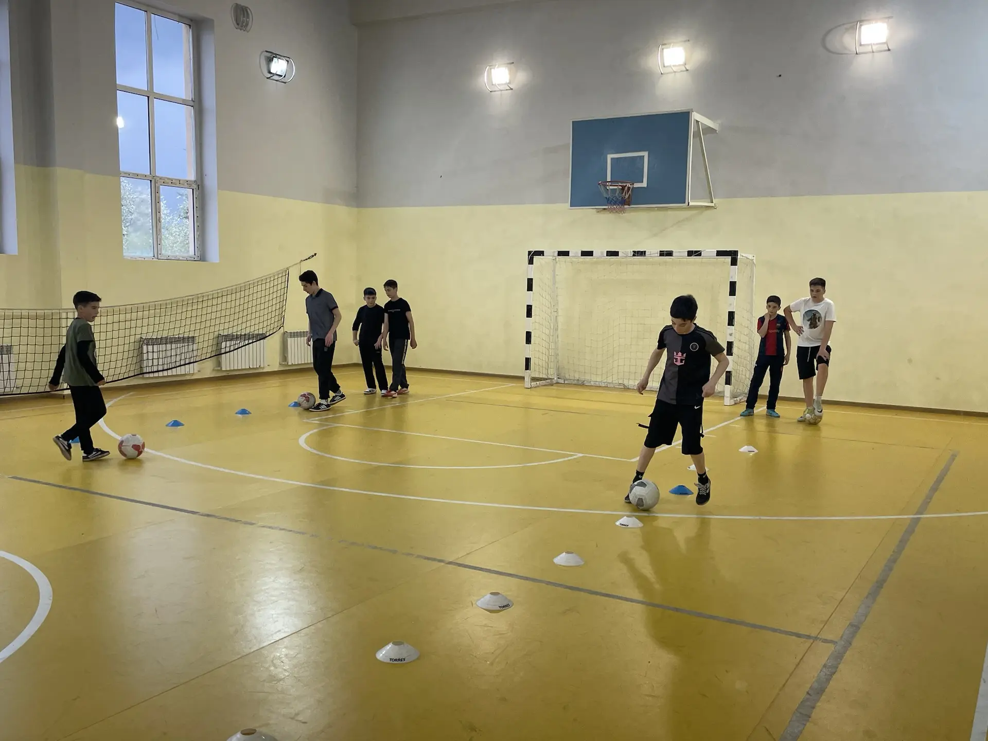 Тренировочный процесс в МБОУ СОШ №1 с. Тарское у тренера-преподавателя по футболу Губае...