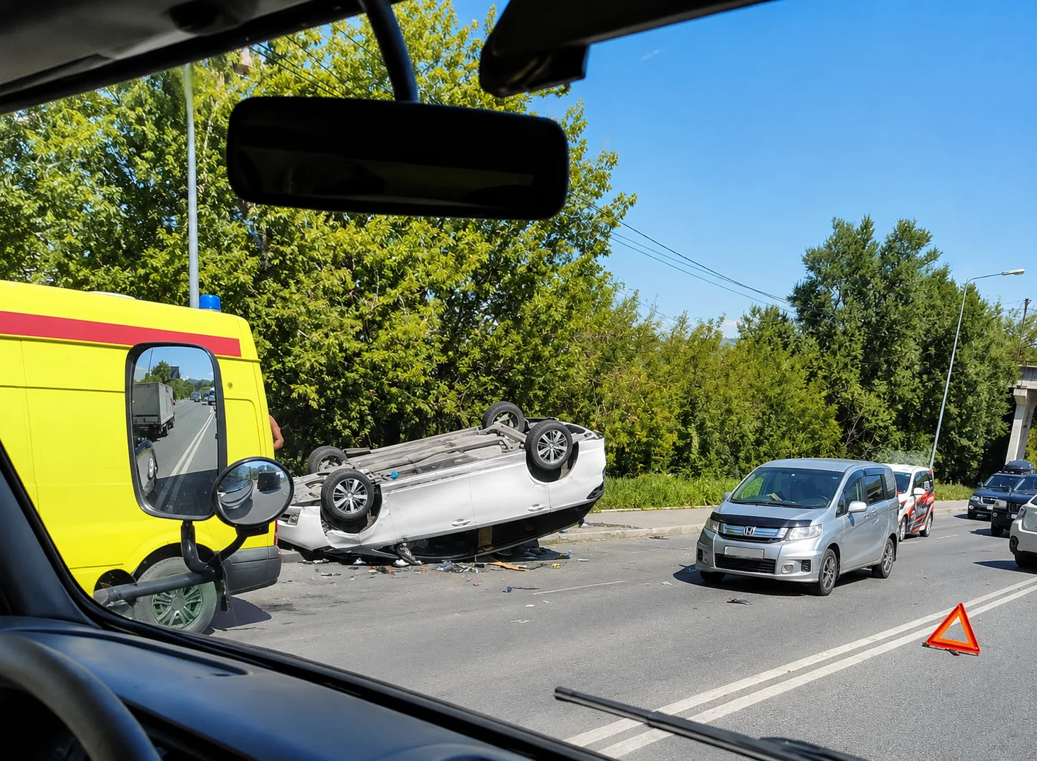 Отправил авто на крышу, не уступив дорогу