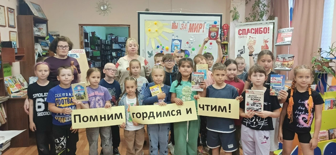 Патриотический час в Большелуцкой сельской библиотеке

16 июня наши ребята из пришкольного лагеря «В