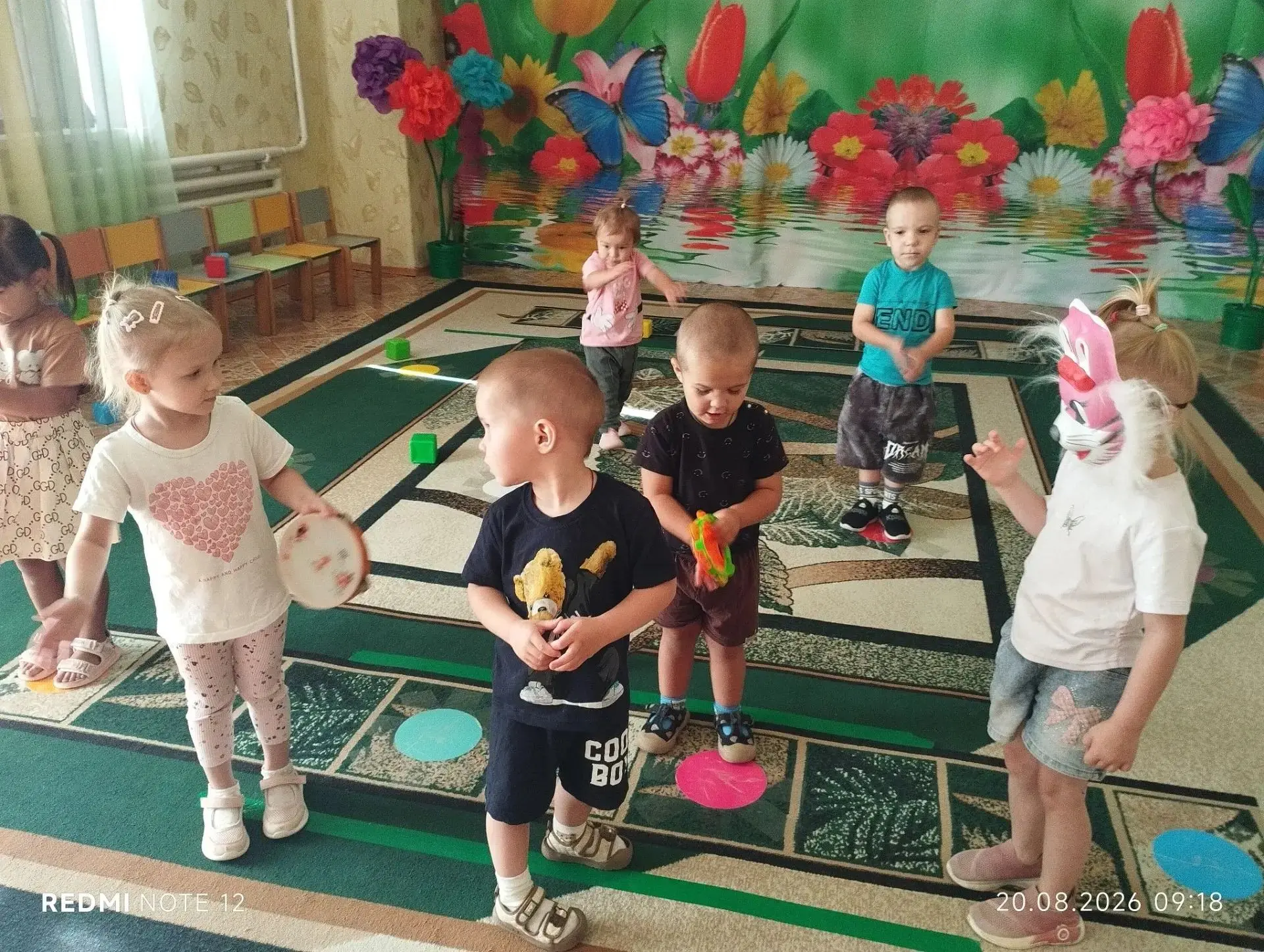 Использование игрушки-зайчика на музыкальном занятии в ясельной группе решает сразу нес...