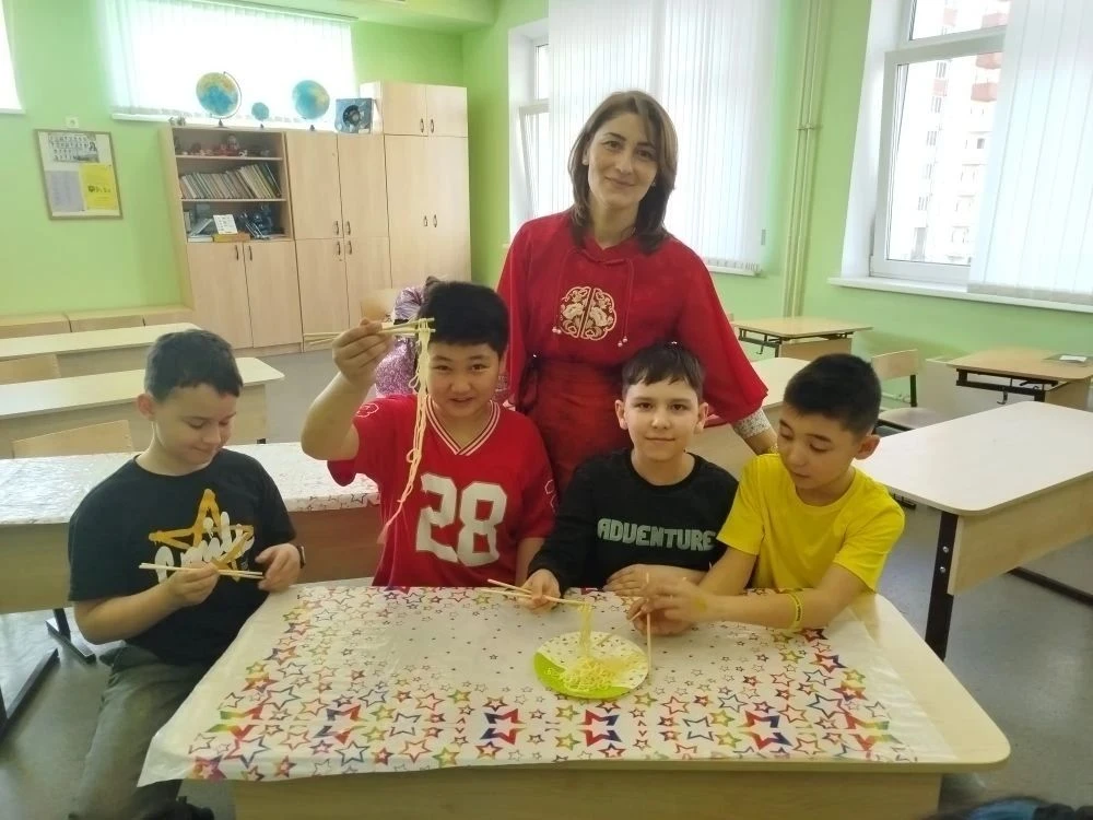 Станция "Чайная церемония" Настоящим погружением в культуру стал ритуал чаепития. Дети узнали, что ч
