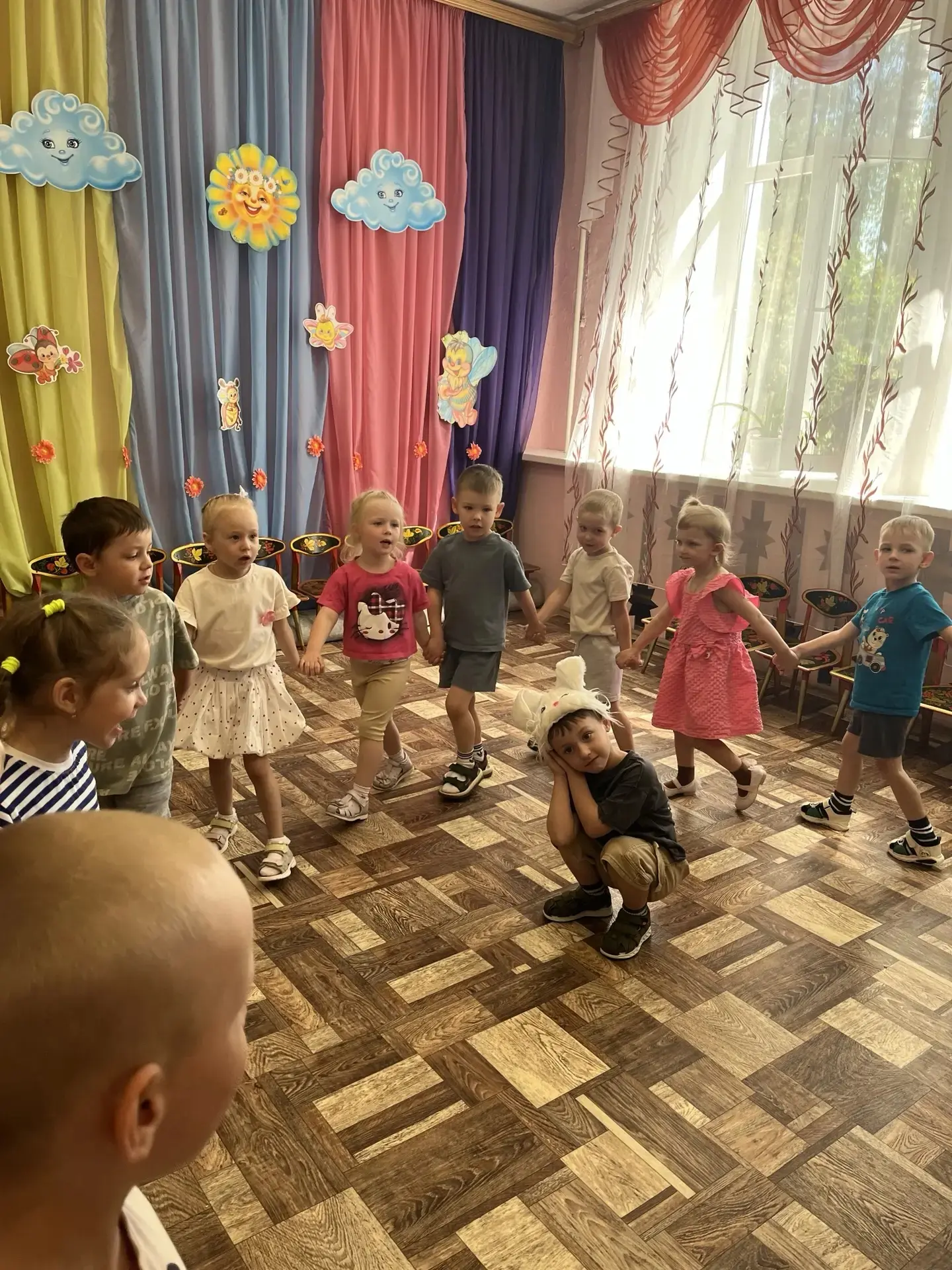 Сегодня для детей средней группы прошло музыкальное развлечение   «Тебе мы рады, Лето, с нами будь!»