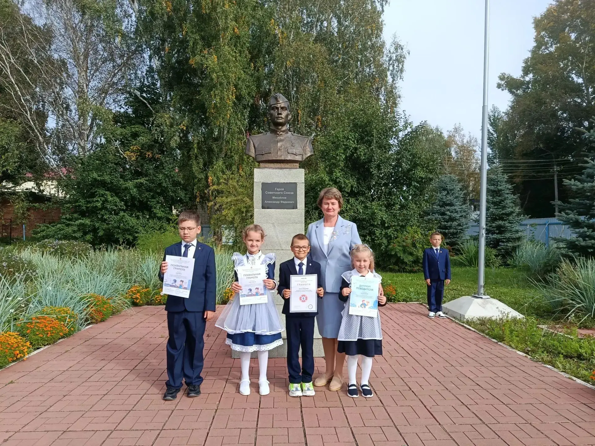 04.09.2026г. Закрытие первой учебной недели, параллель 2-х классов. Директор школы Храм...