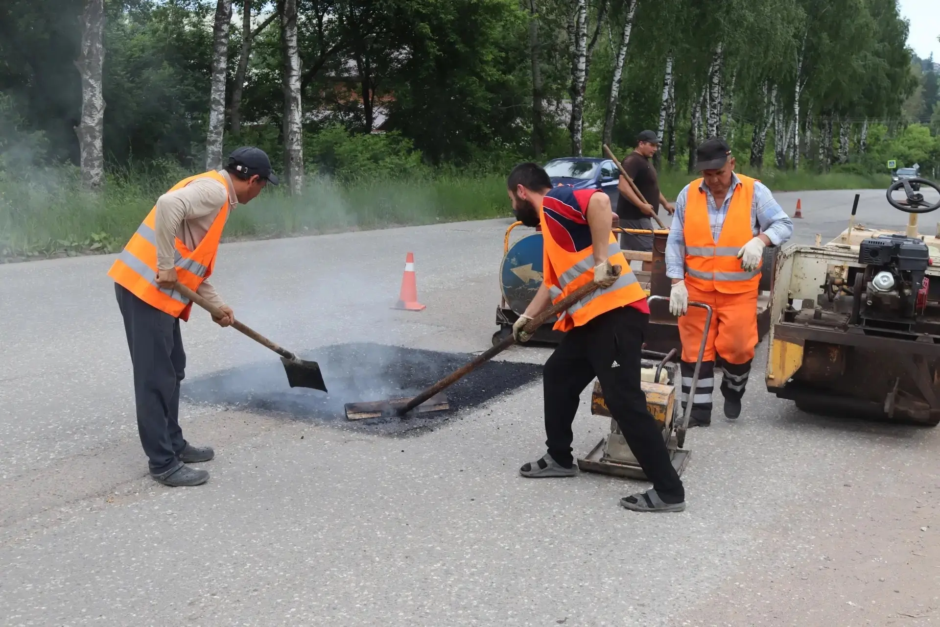 🚜В Воткинске продолжается ремонт дорог и тротуаров 

Подрядчики приступили к обустройству тротуара 