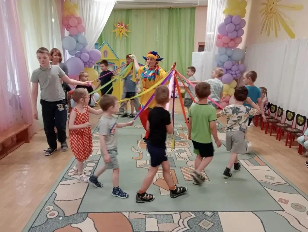 🌞 Сегодня за окном льёт дождь, а в нашем детском саду — настоящее солнышко! 
К ребятам в гости приш