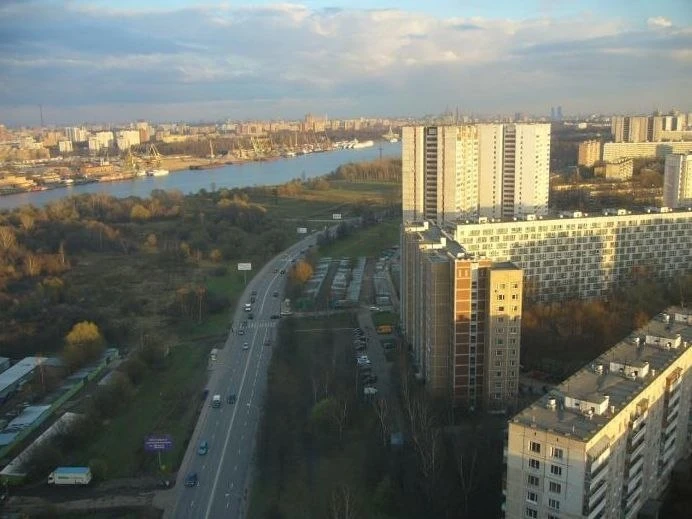 🌊 Вид на улицу Свободы и Химкинское водохранилище.