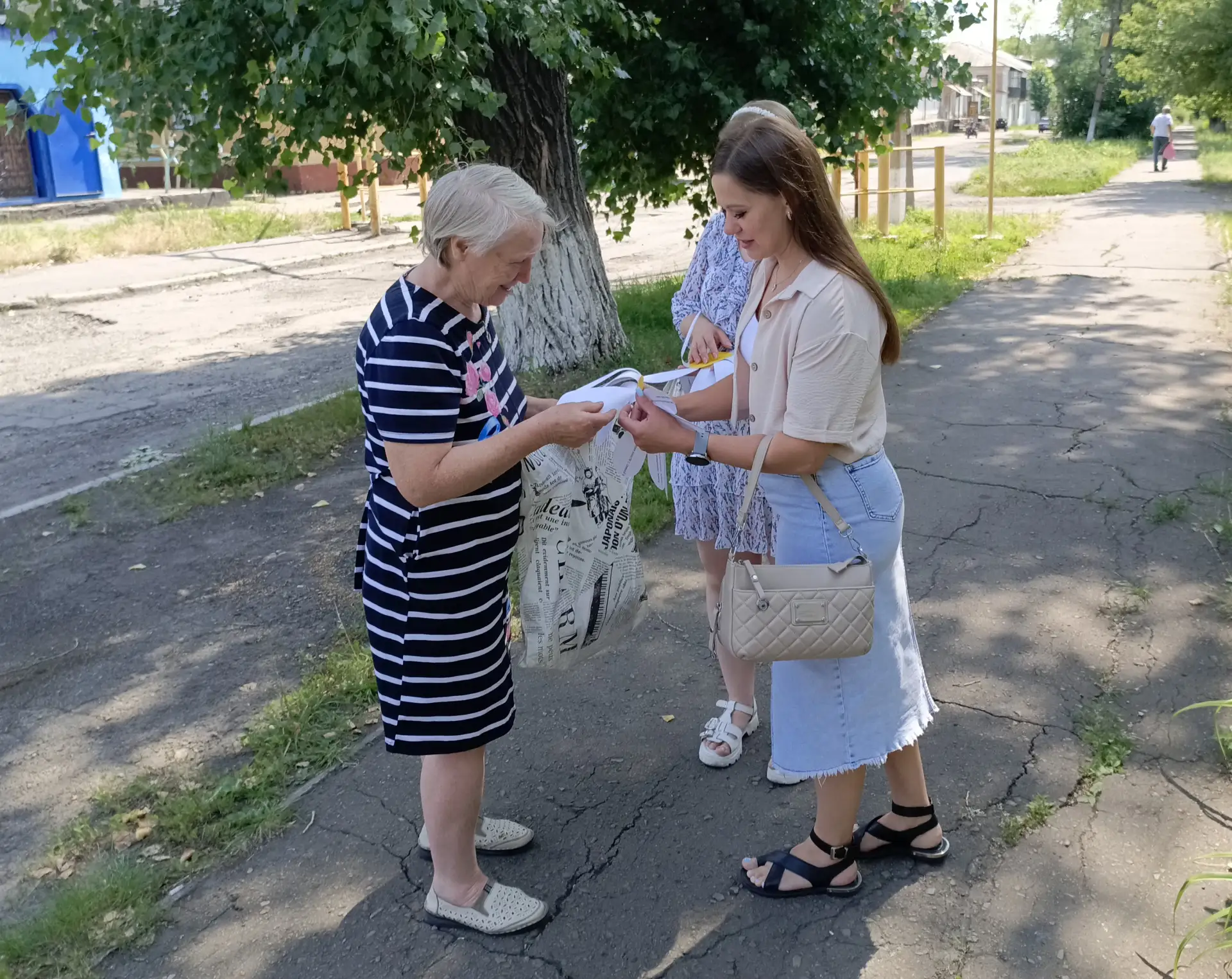 В сквере поселка городского типа Дубовский прошла акция «Ромашковое счастье», приурочен...