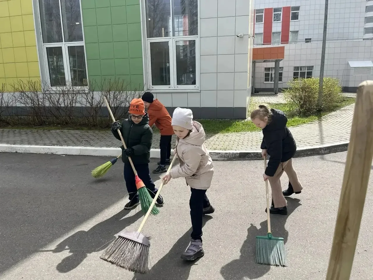 🌱 В МАОУ «Видновская гимназия» состоялся ежегодный весенний субботник, в котором активное участие пр