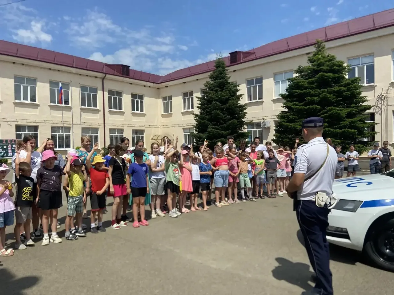 🚔 Сегодня в лагере — день безопасности на дорогах!

К нам в гости приехали сотрудники ГИБДД и прове
