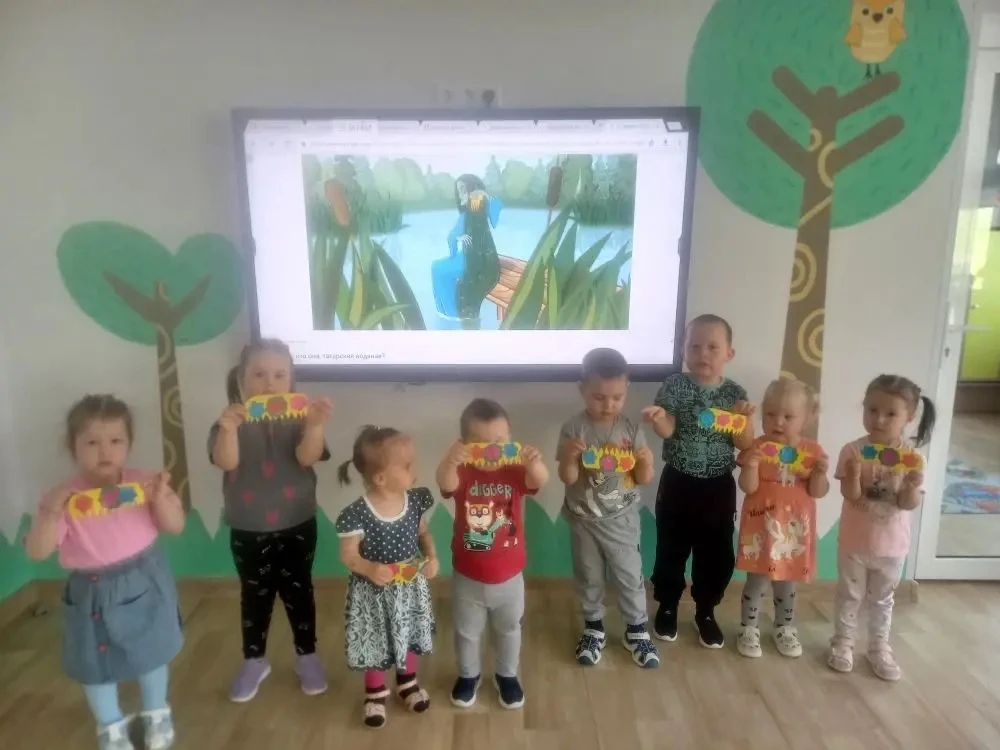 В младшей группе провели занятие по аппликации «Золотой гребень» по сказке Габдуллы Тукая «Водяная» 