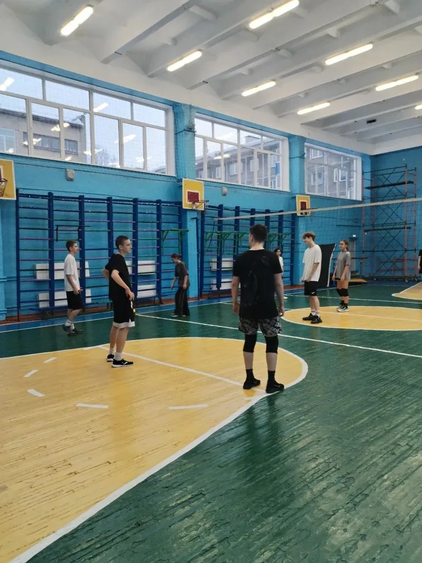 Сегодня состоялся школьный турнир по волейболу для команд учеников 8-9 классов 🏐  В спортивных состя