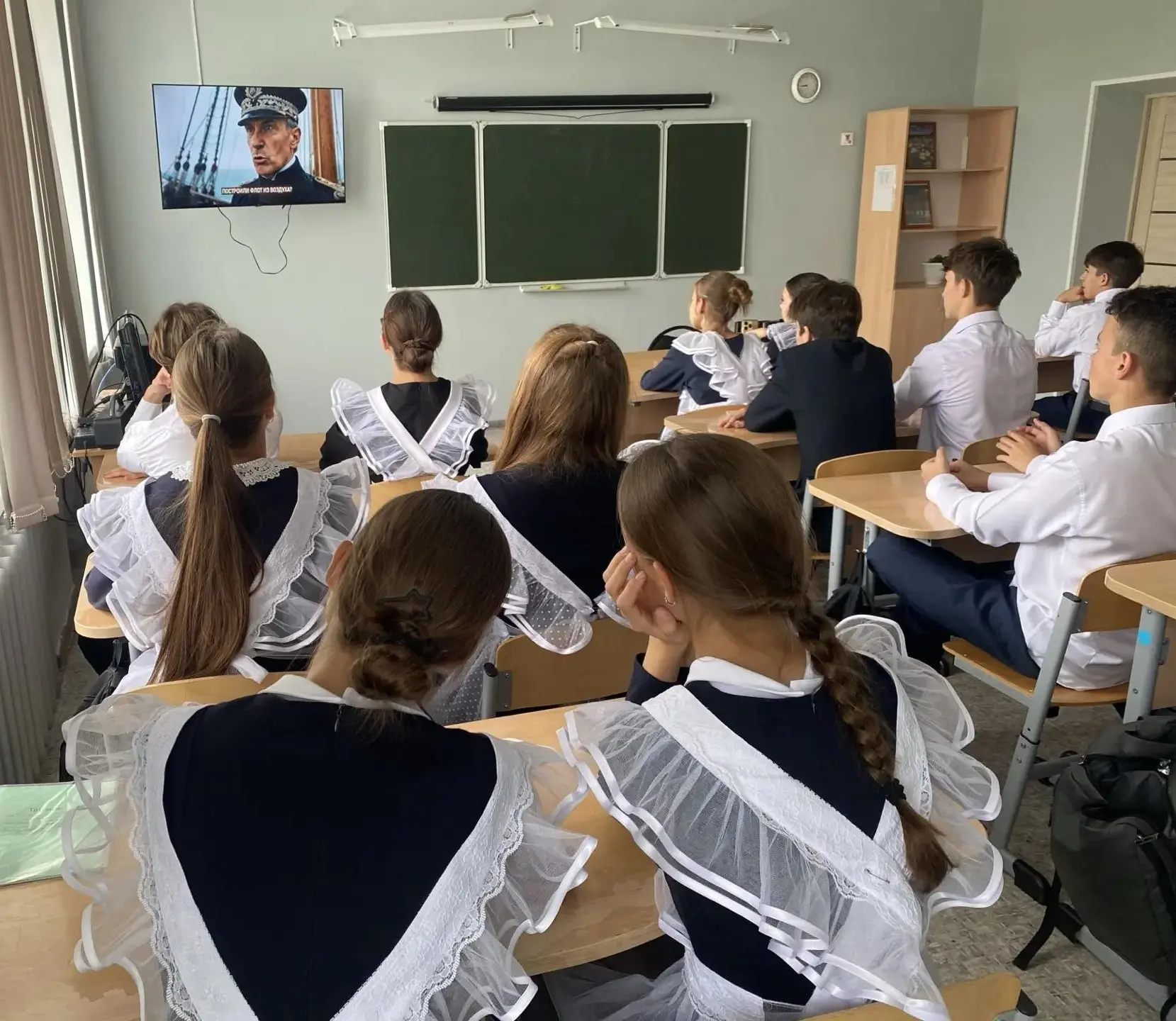 🇷🇺Учебная неделя началась с торжественной линейки, посвященной выносу государственных...