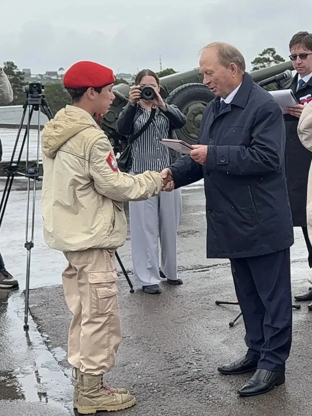 В День России, лучшим юнармейцам Дома Юнармия были вручены медали юнармейская доблесть II и III степ