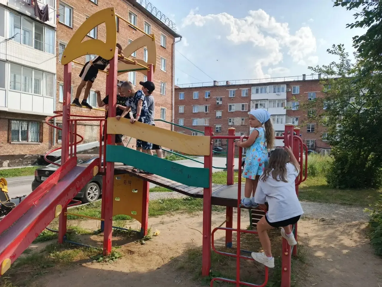 Вчера во дворе на Ворошилова было по-настоящему весело! 

Наши педагоги из Дома творчества устроили 