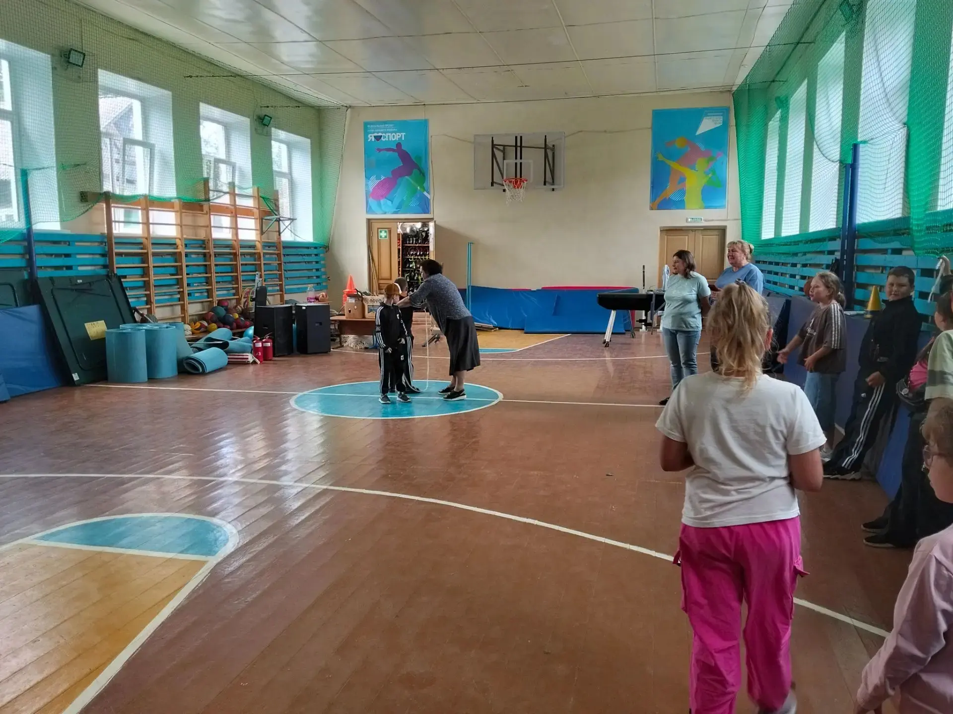 Час для малышей сегодня прошел в нашем лагере очень позитивно и энергично. Ребята соревновались межд