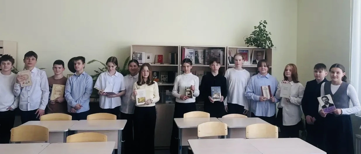 Поэзия объединяет поколения 📖✨ Всемирный день поэзии в нашей школе прошел под знаком дружбы и творче