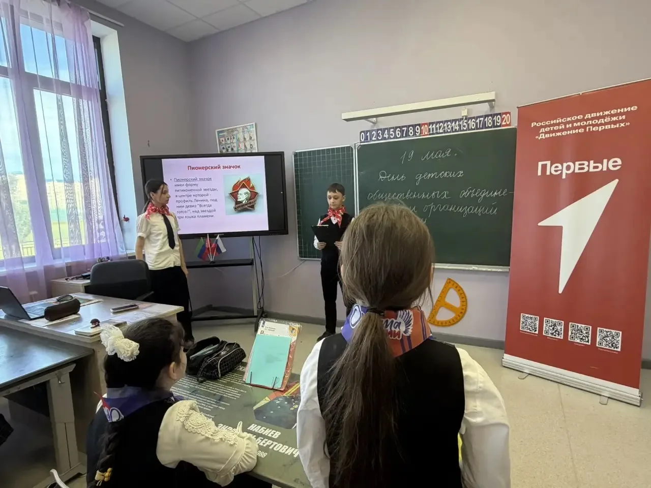Наши учащиеся , входящие в ученическое самоуправление «Движение первых» совместно с советником дирек