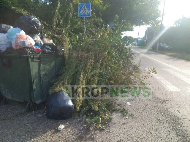 На перекрёстке Ударной и Комсомольской невозможно пройти по тротуару, да и школьникам н...