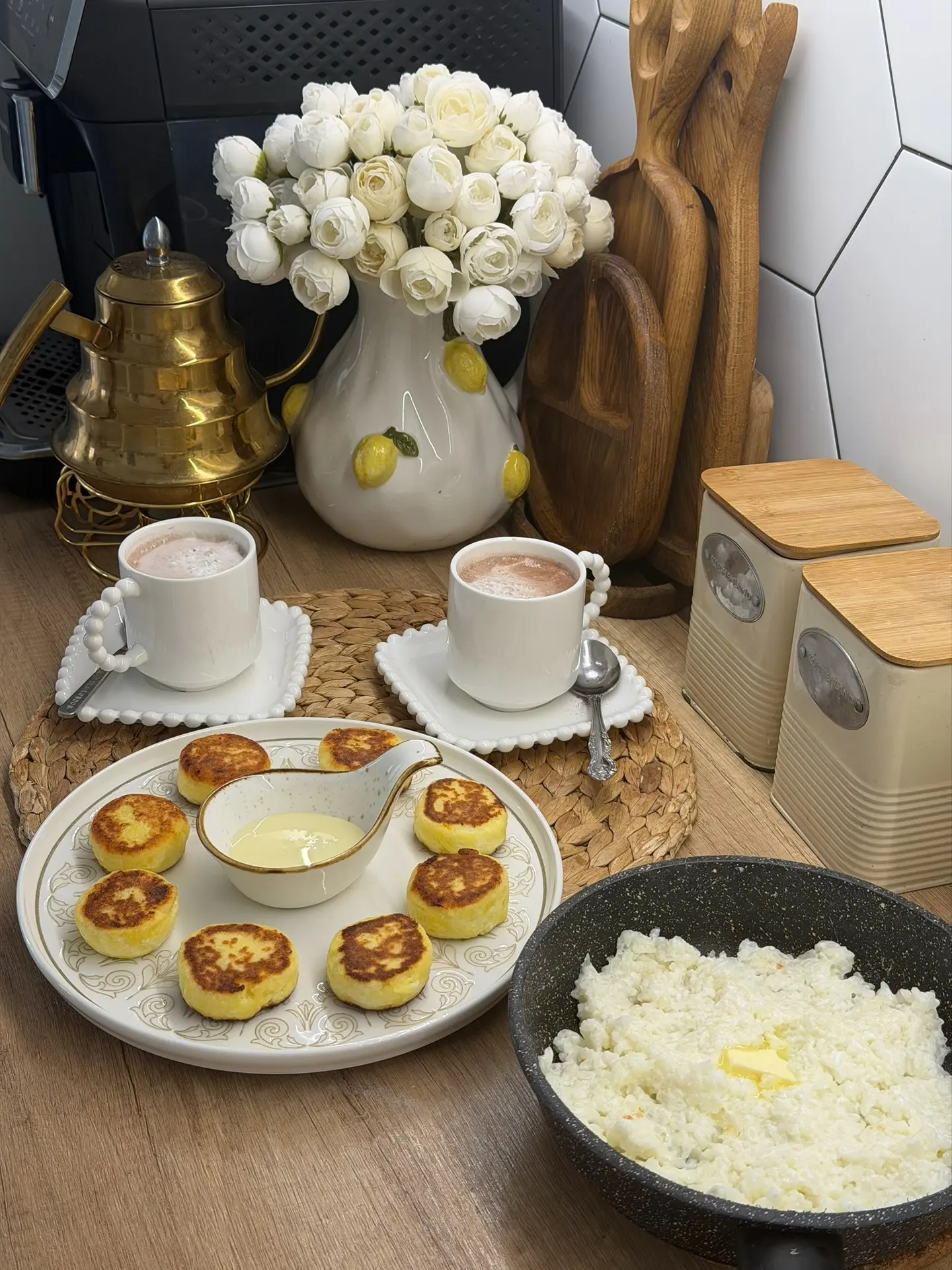 Сегодня сырники и каша рисовая вчерашняя.