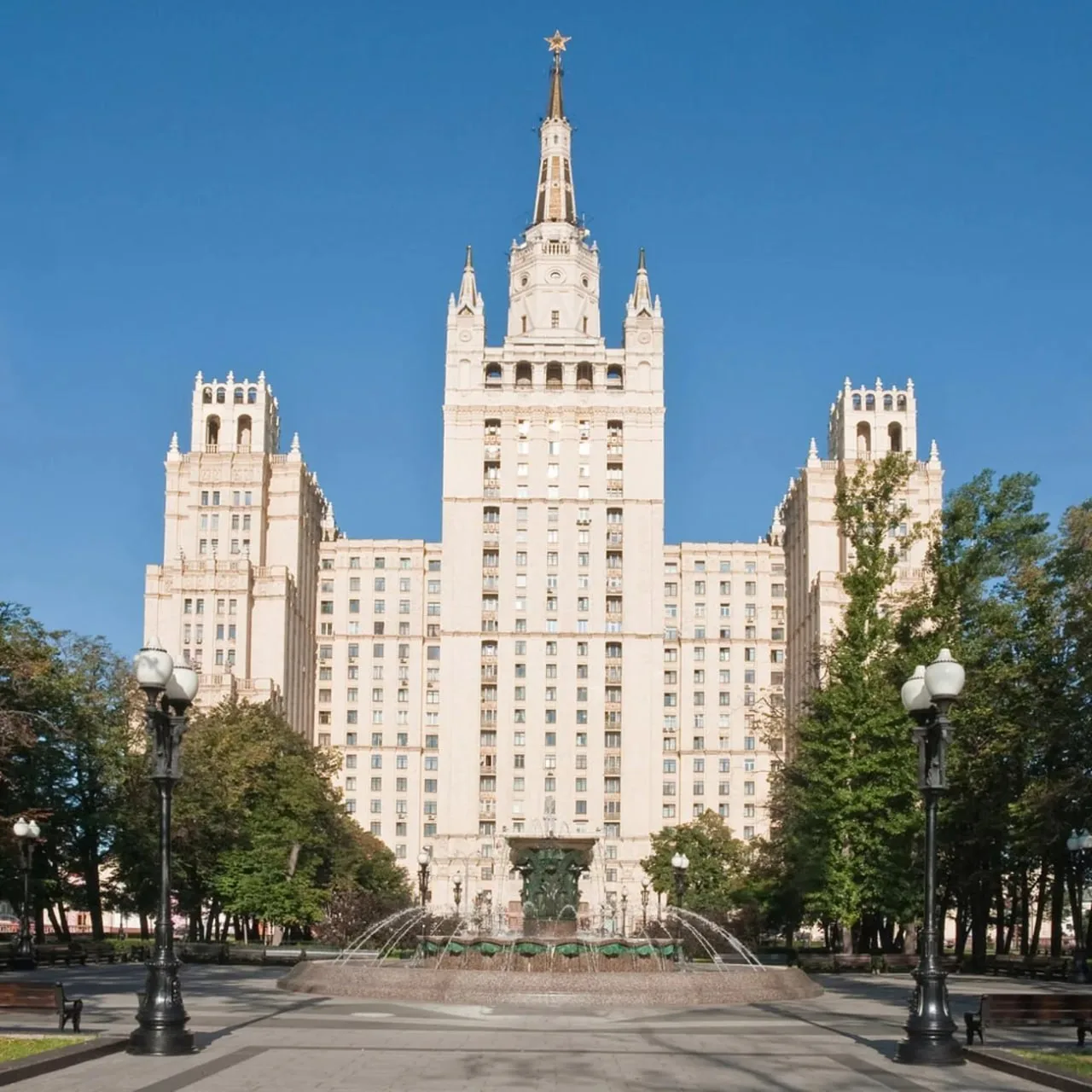 ⚡ Взрыв сейчас раздался около сталинской высотки на Кудринской площади в одном из кафе,...