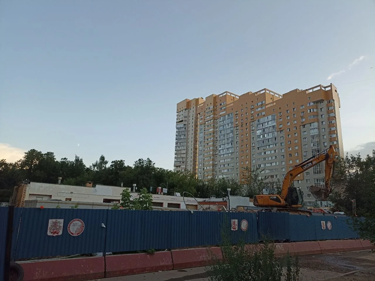 На Славянском бульваре, между домом 7 и строящейся многоэтажкой, снесли длинное одноэта...