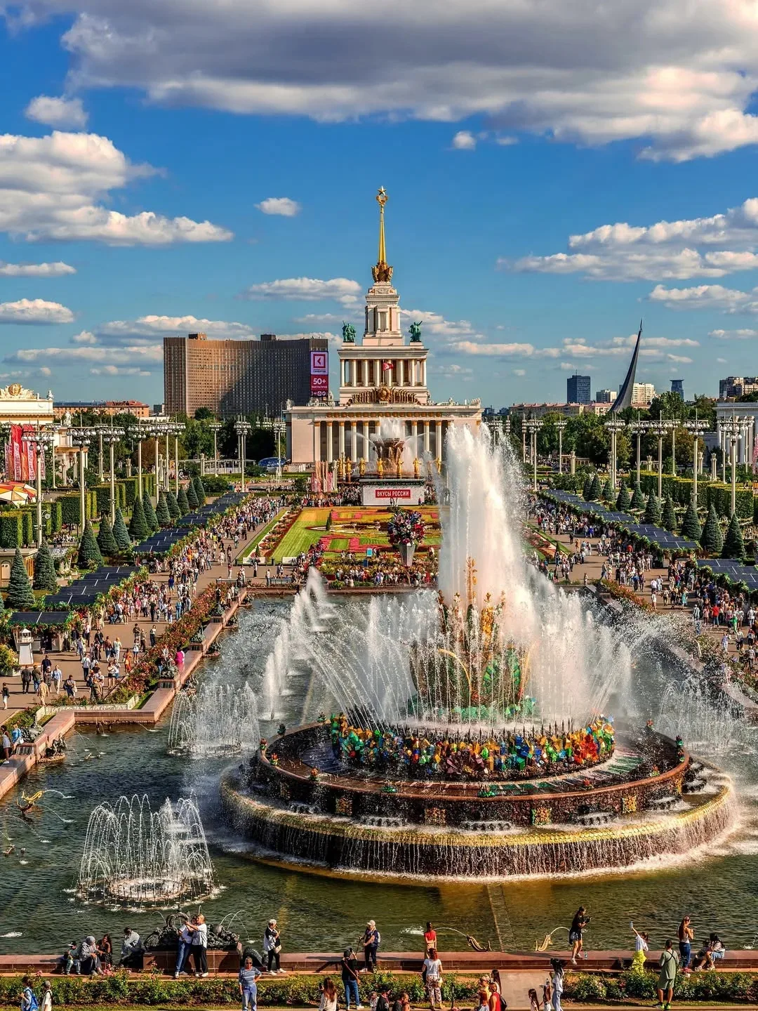 ☀️ Хочется напевать знаменитую песню Муслима Магомаева, глядя на золотое летнее свечение ВДНХ

Лучши