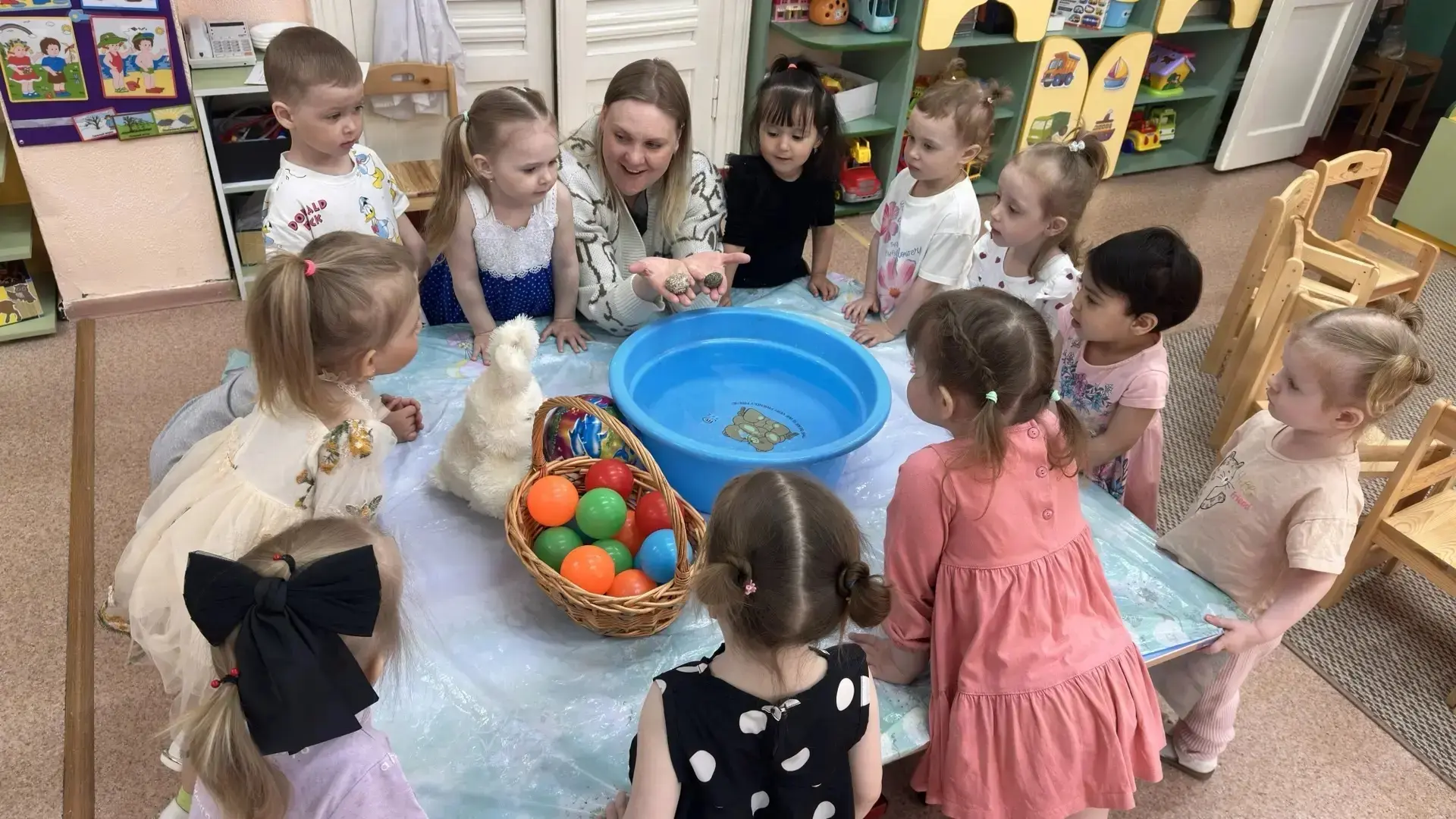 В группе "Фонарик" каждый день - это новое открытие! Особенно ребята любят играть с водой и проводит