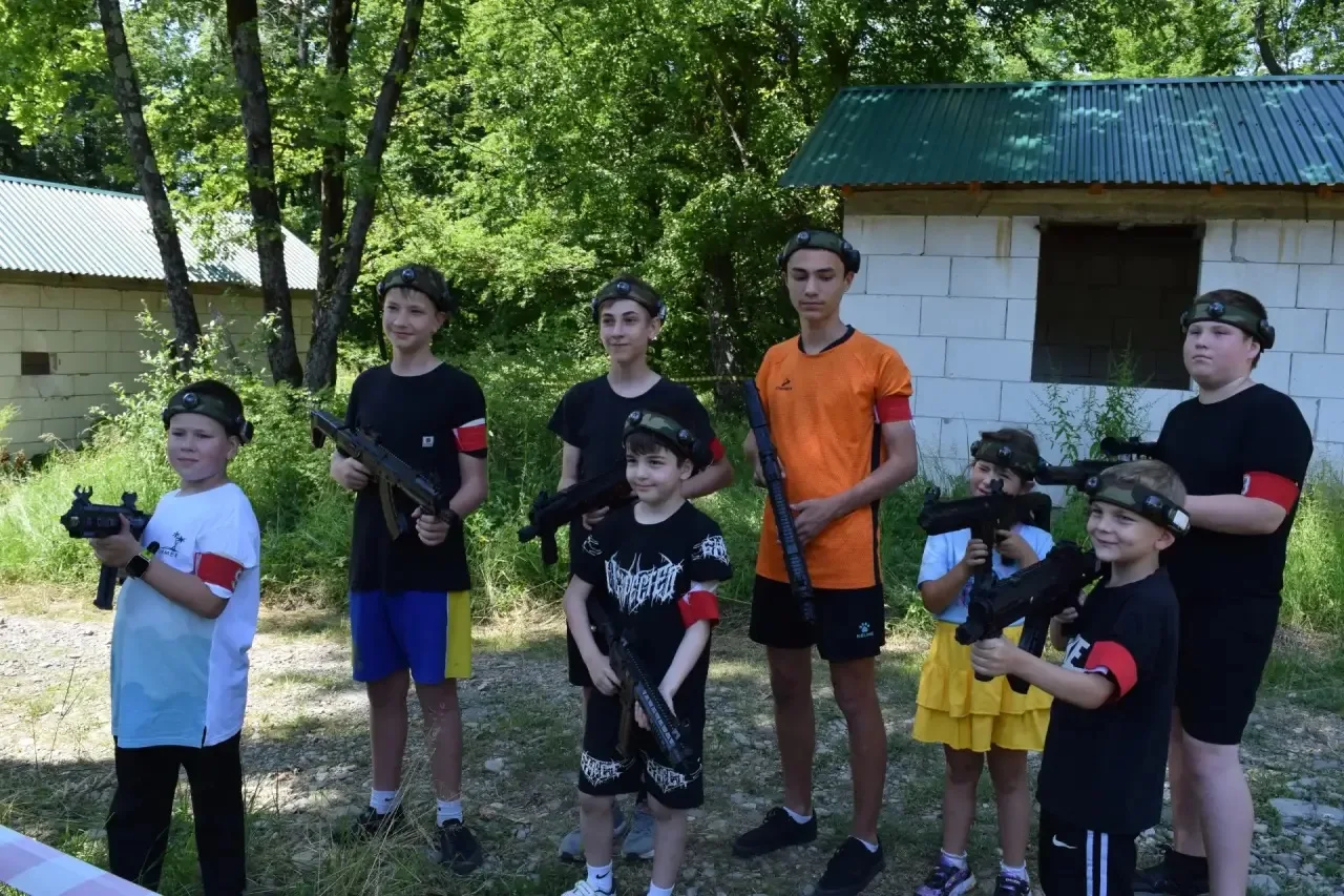 🔫🇷🇺 Учащиеся нашей школы приняли участие в турнире по лазертагу, который прошёл в рамках проекта 