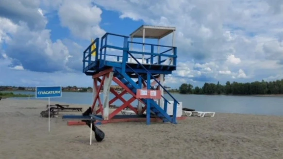 В Барнауле официально открыли городской пляж 

20 июня в Барнауле начал работу муниципальный пляж на