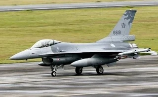 🇹🇼 Второй раз за 15 лет: F-16 ВВС Тайваня снова столкнулся с препятствием при посадке

17 июня на 