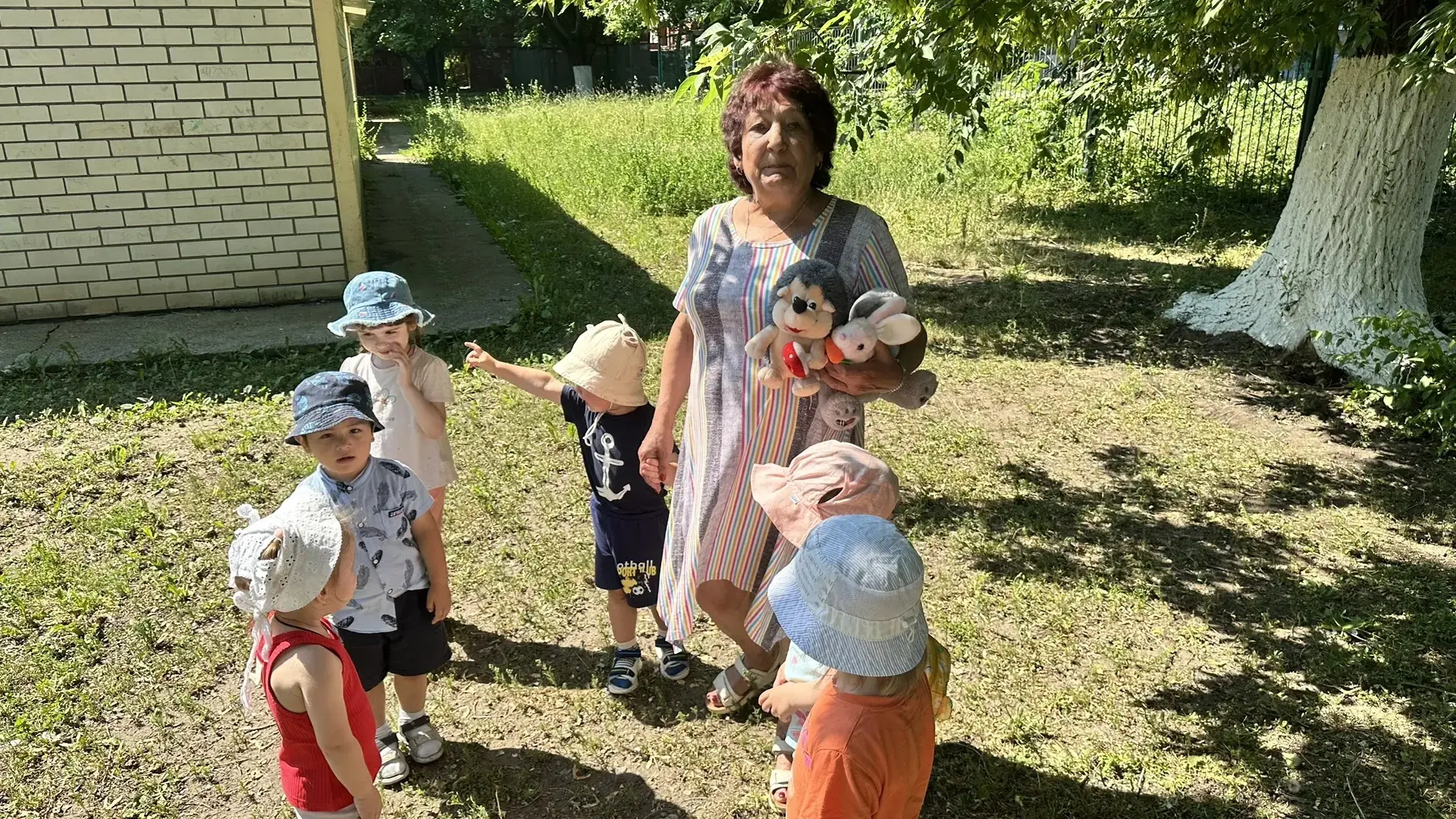 Любимые игрушки приходили к нашим малышам, вместе весело поиграли с солнышком и дождиком.