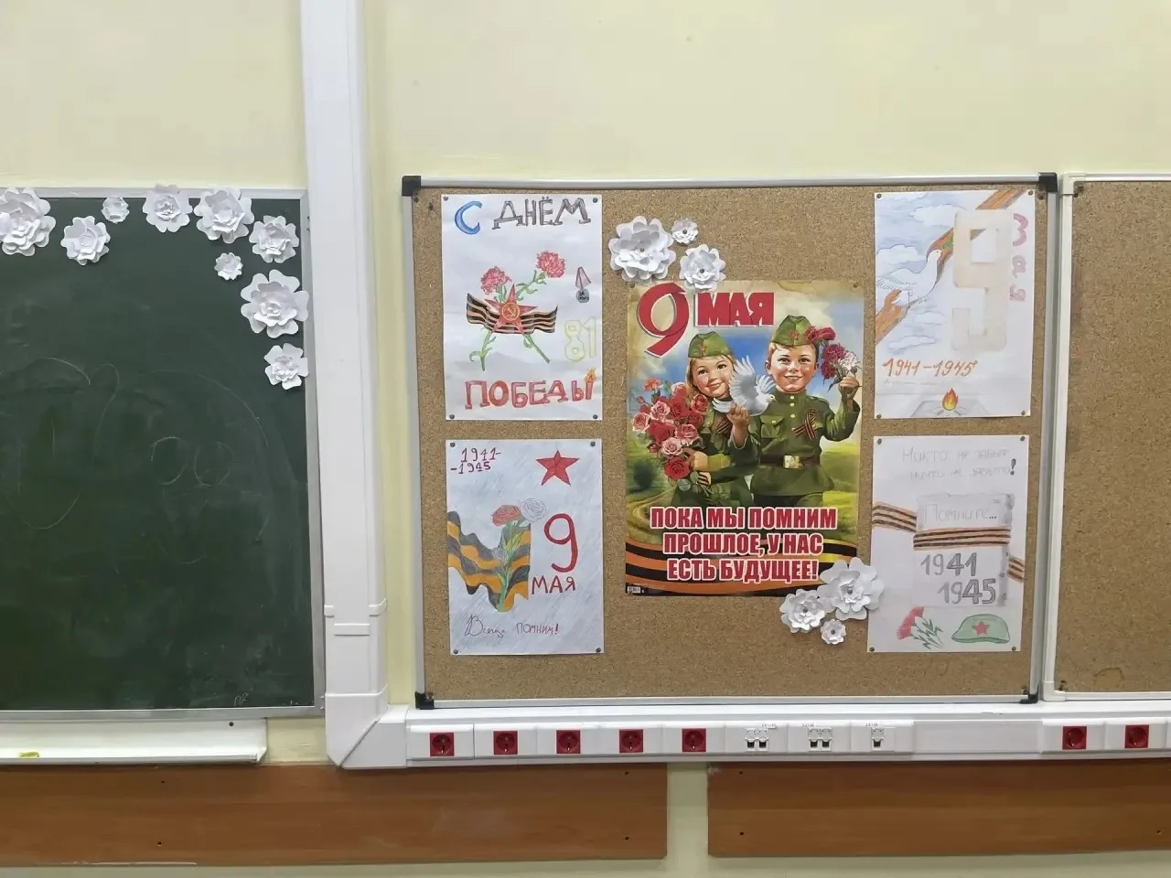 🕊️В наших корпусах проходят выставки рисунков, посвященные Дню Победы  На первом этаже корпуса начал