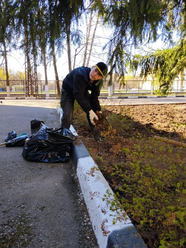 🌿  Всероссийский субботник: вместе благоустроим территрию школу.       25 апреля 2025 года наша школ