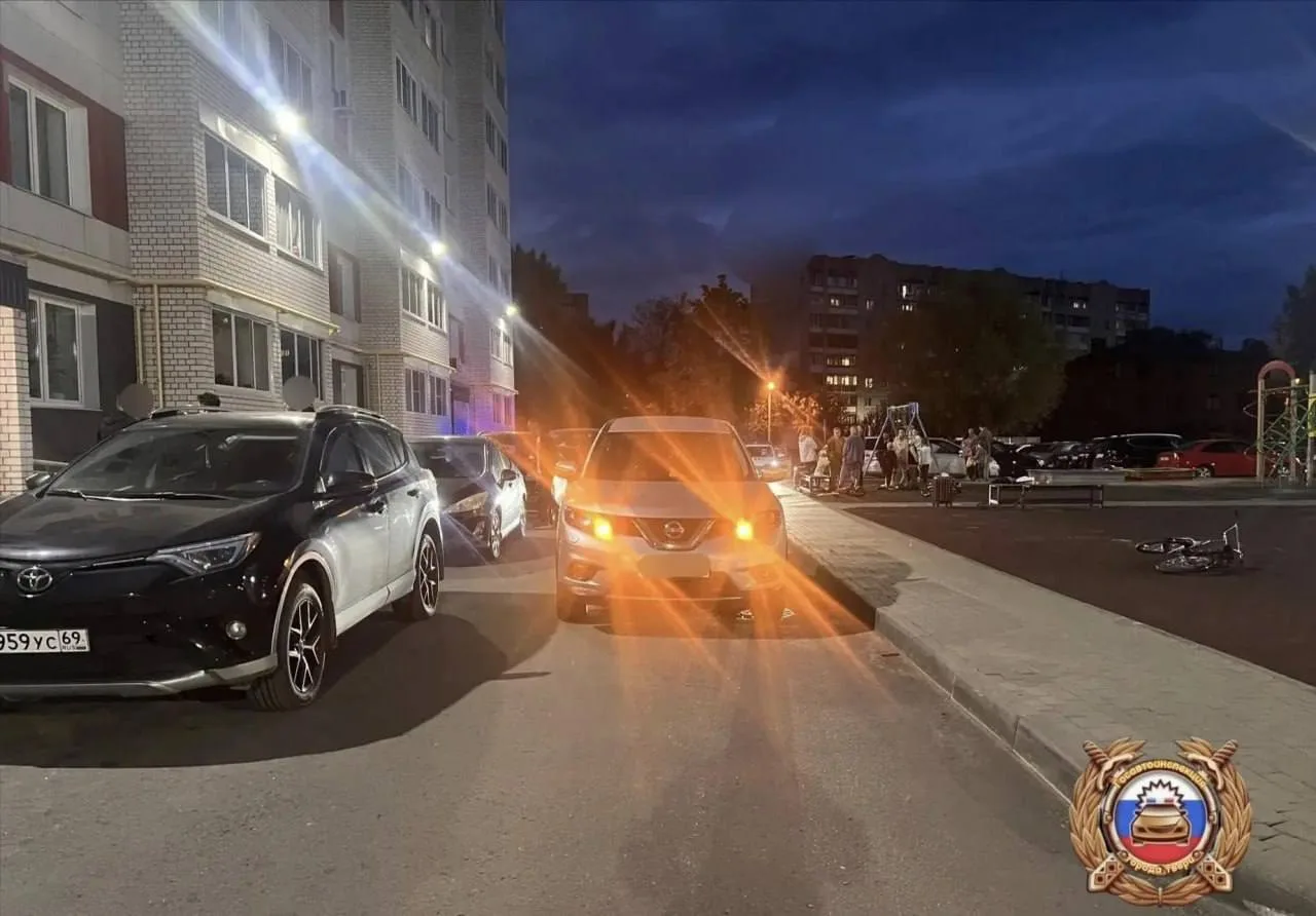 В Твери во дворе дома № 34-к1 по улице Гончаровой 40-летний водитель Nissan сбил 5-летн...