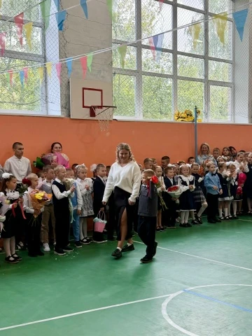 🌿Вчера школа вновь распахнула свои двери для наших учеников!📚✨