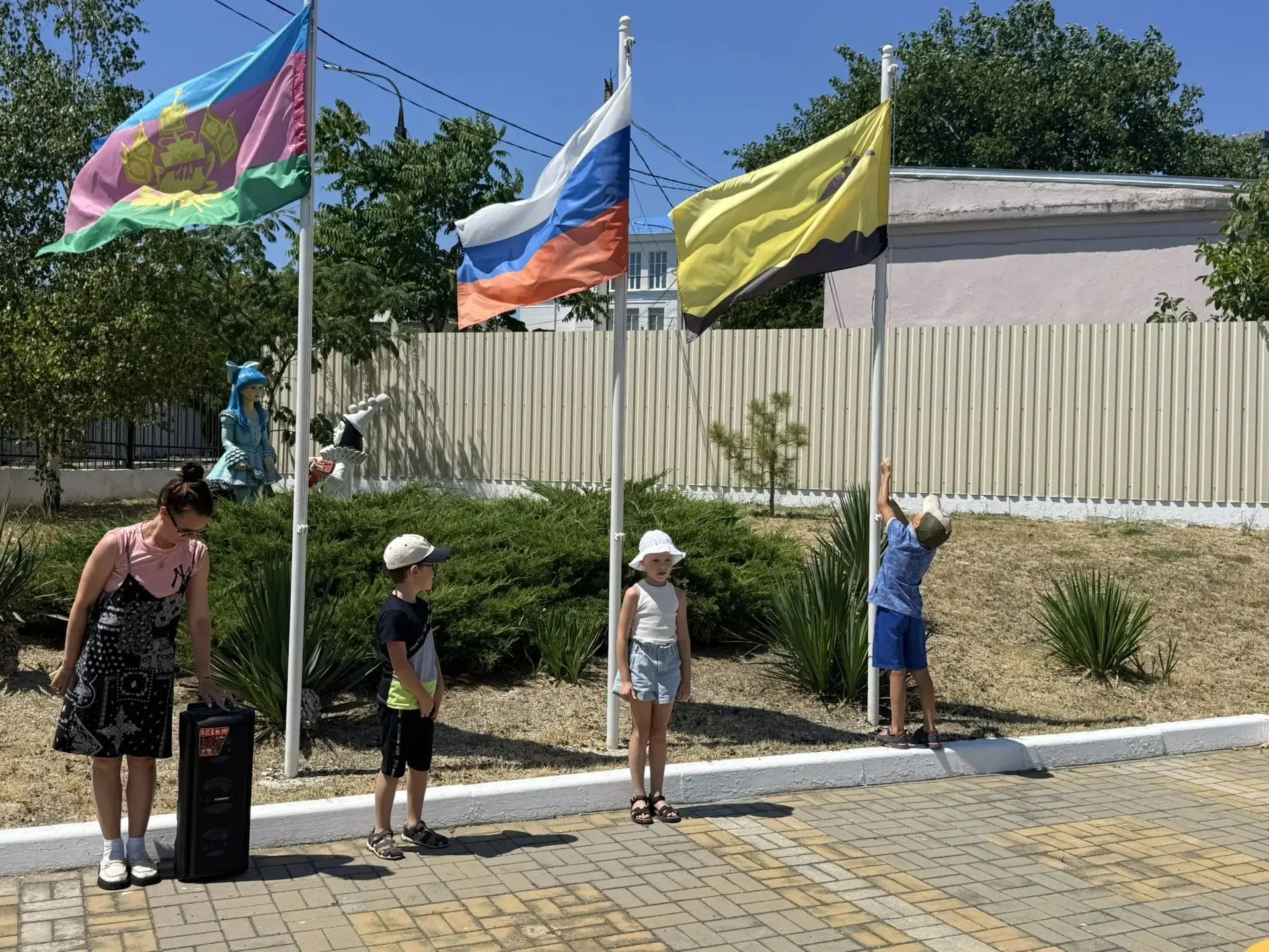 Открыли новую неделю торжественным церемониалом подъема флагов! 😄👍🇷🇺🇷🇺🇷🇺   Лучшими воспитанн