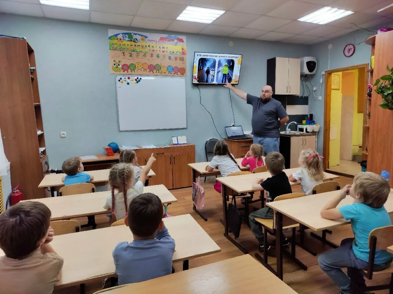 "Маленький пешеход — большая ответственность: смотрим видеоурок о безопасном пути".