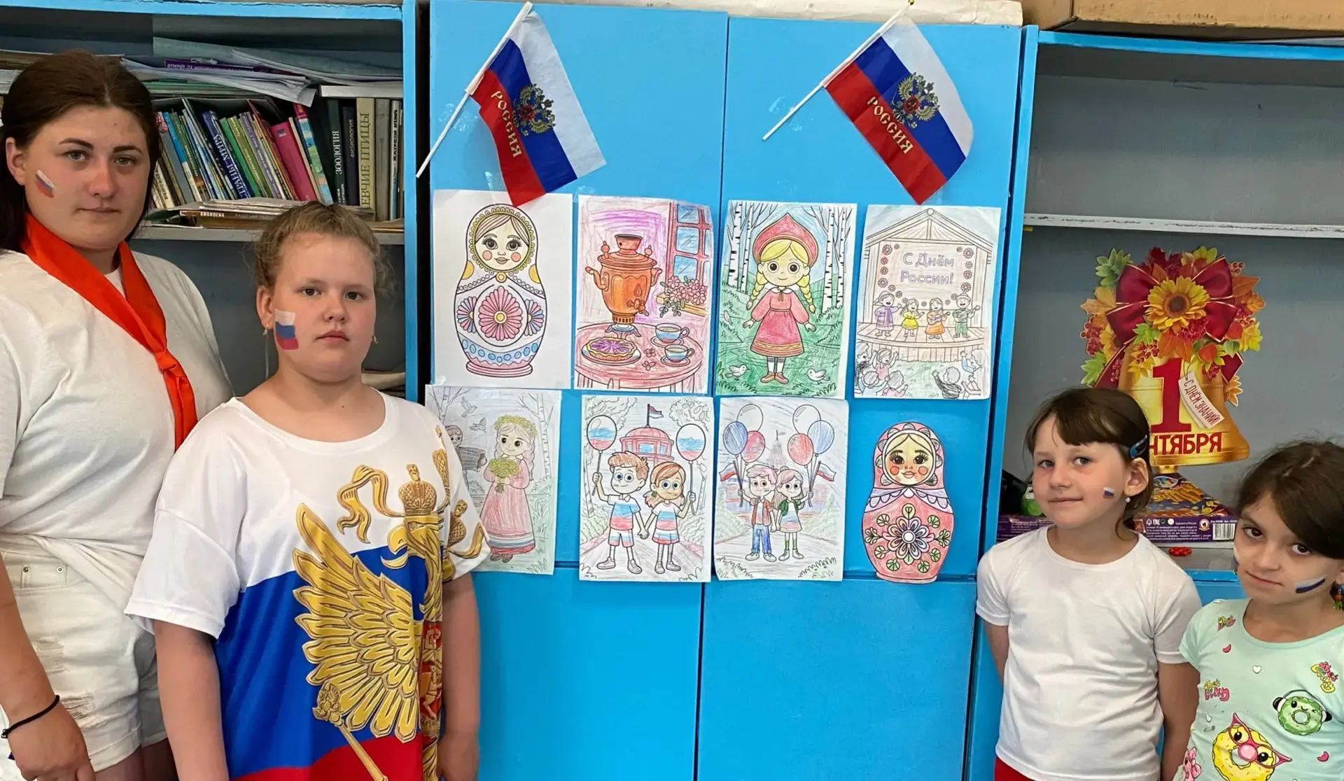 Выставка раскрасок ко Дню России  от младшего отряда «Непоседы» 🖌🪆🇷🇺