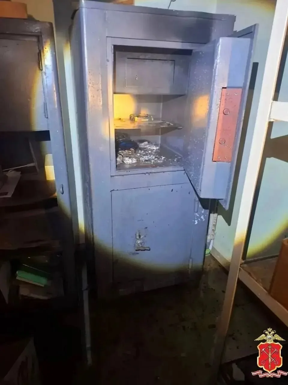 🔥Сотрудница почты в Кингисеппе украла 470 тысяч рублей и подожгла сейф, чтобы скрыть следы. 

Полиц