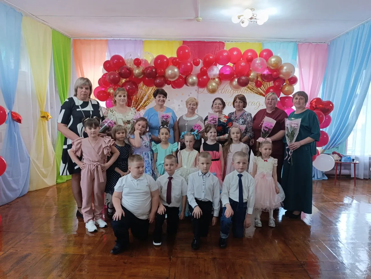 Выпускной вечер в детском саду: Звезды зажглись!

Наш детский сад отпраздновал выпускной вечер, напо
