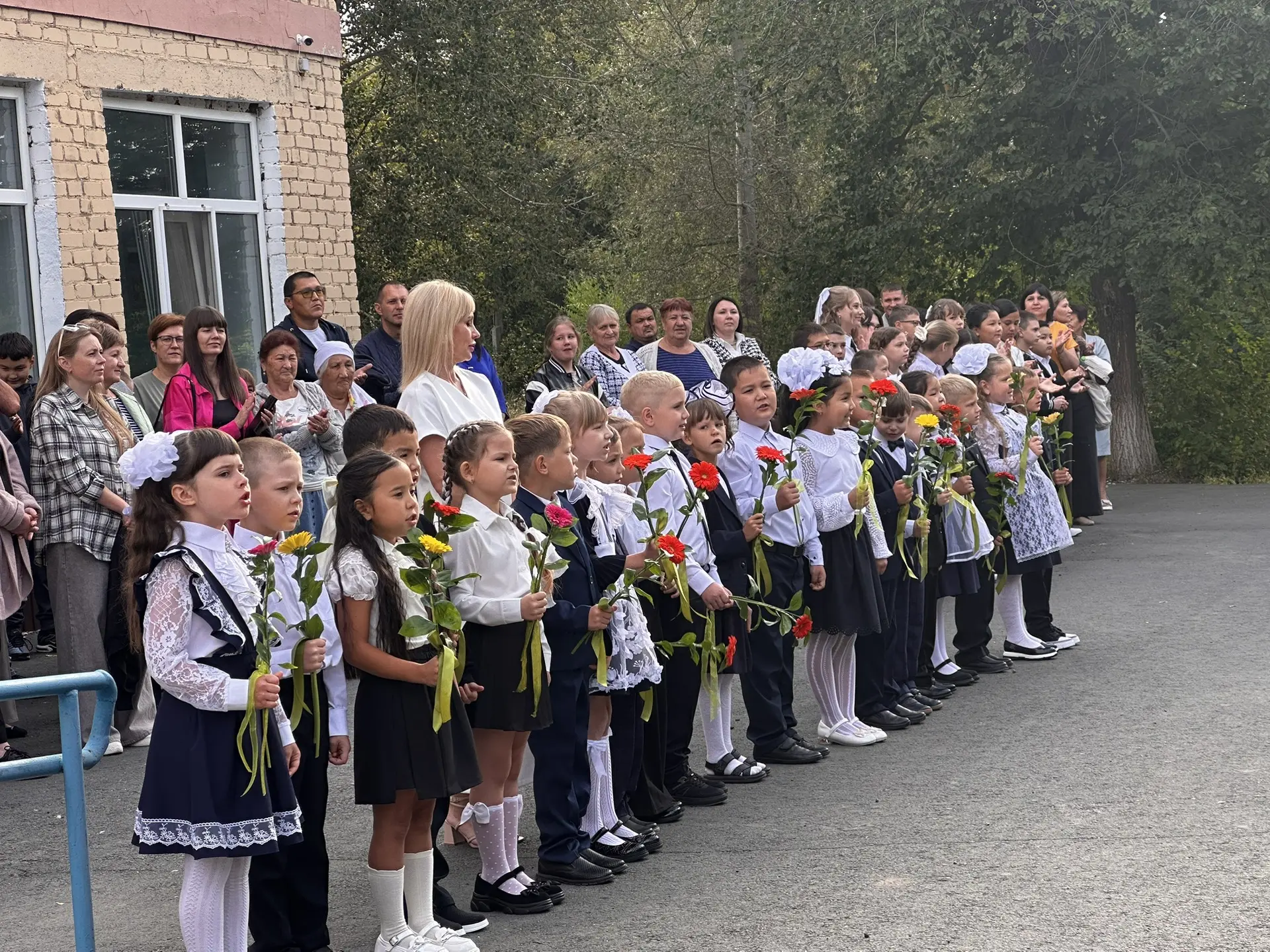 🔔 Первый звонок 2026: в Первомайской школе состоялась торжественная линейка, посвящённ...