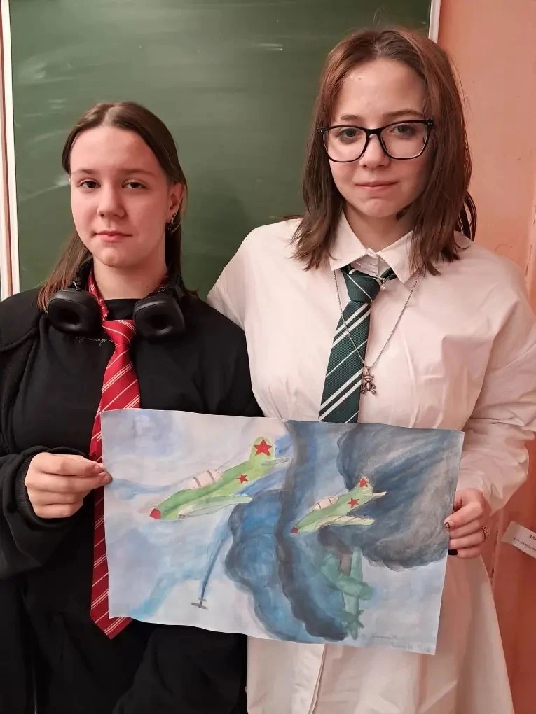 Школьная выставка рисунков, посвящённая Дню Победы, - это особое событие, которое объединяет творчес