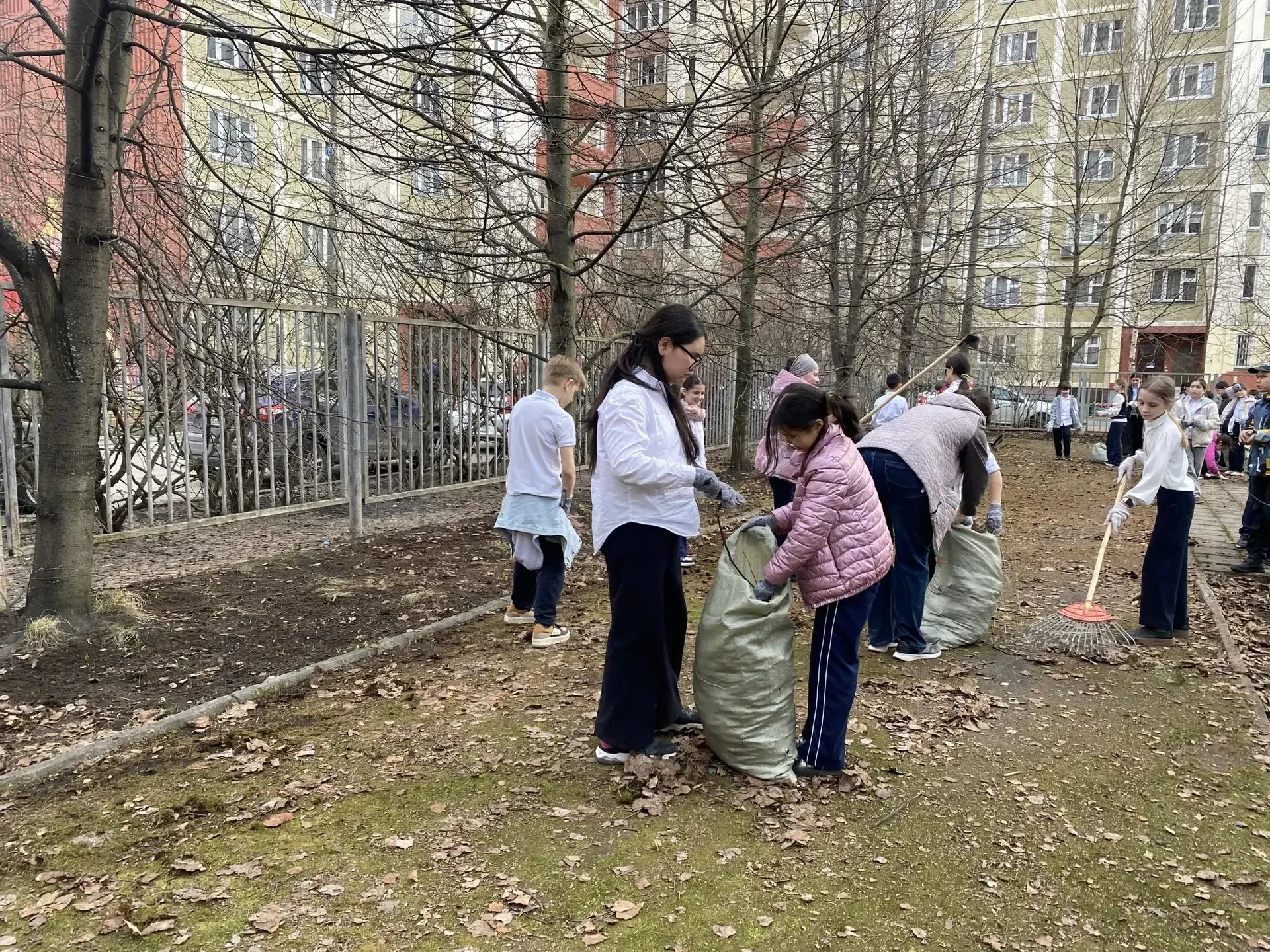 "Сердца в заботе": Орлята 4 классов вышли на субботник!   Наши юные активисты из 4 классов, настоящи
