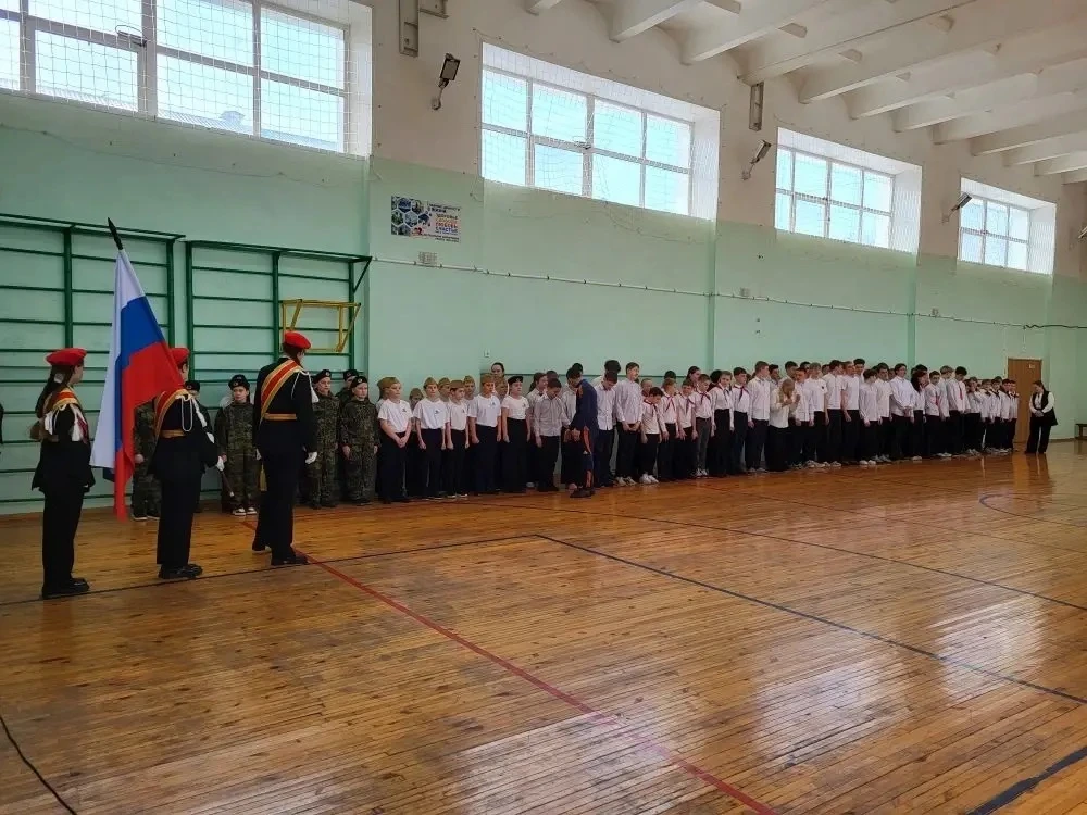 🔥 Сегодня в школе прошёл отборочный этап «Зарница 2.0»! В торжественной обстановке директор школы об